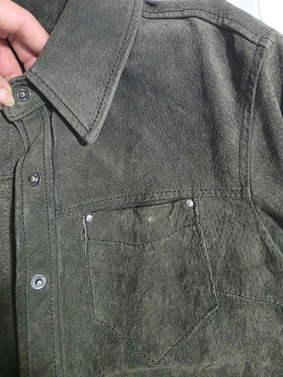Camisa couro legítimo Ellus .tam M. Verde  - Foto 4