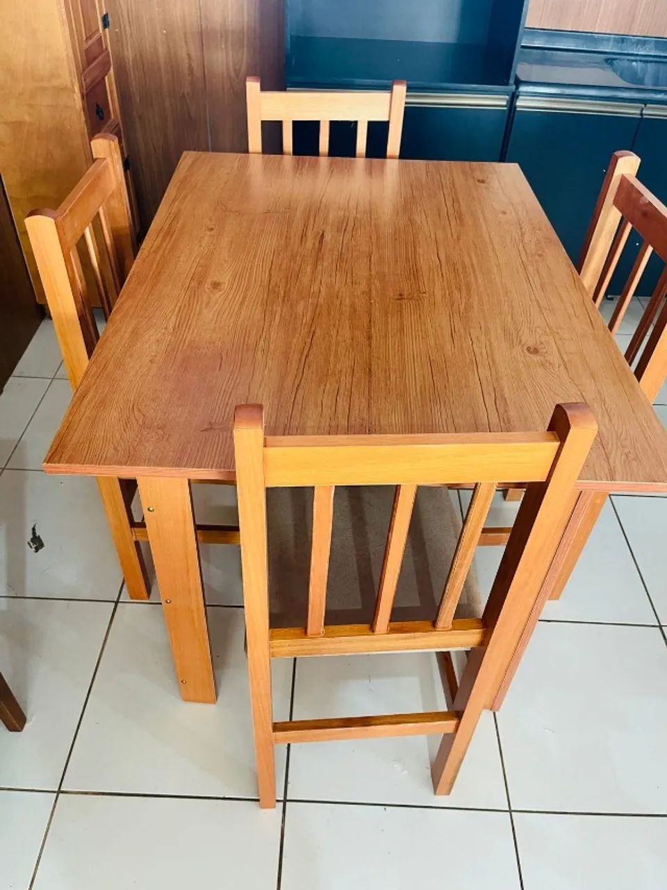 MESA DE MADEIRA COM CADEIRAS ASSENTO ESTOFADOS