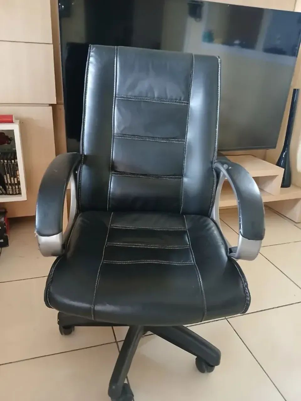 Cadeira de escritório em couro!!  - Foto 2