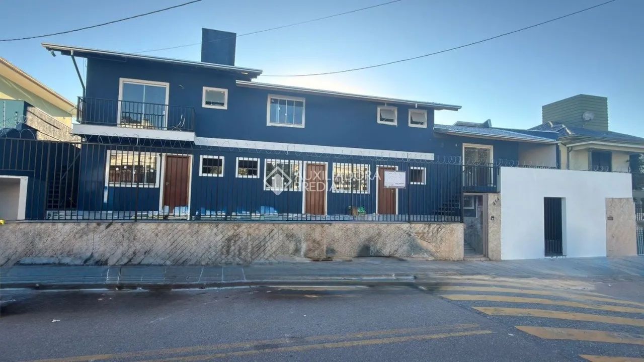 Casa residencial à venda em Coqueiros com 300 m² e 15 dormitórios/quartos disponíveis.
