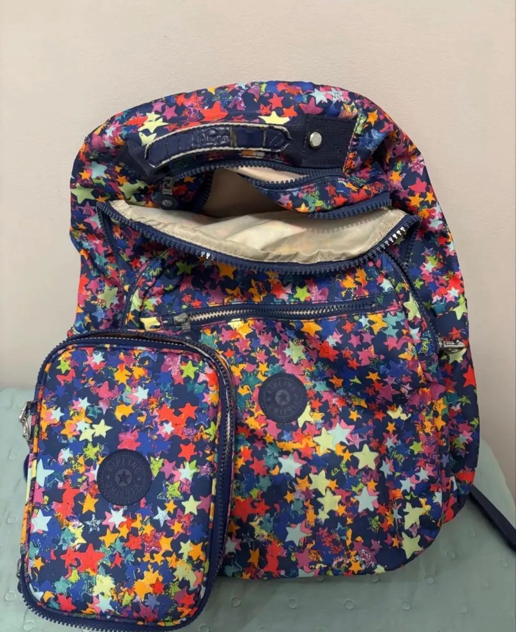 Conjunto Mochila e Estojo Kipling Estrelas Coloridas