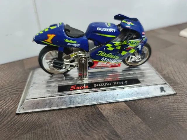 Kit 4 Miniatura Moto Motocicleta Honda e Suzuki 1/18 com base - Foto 2