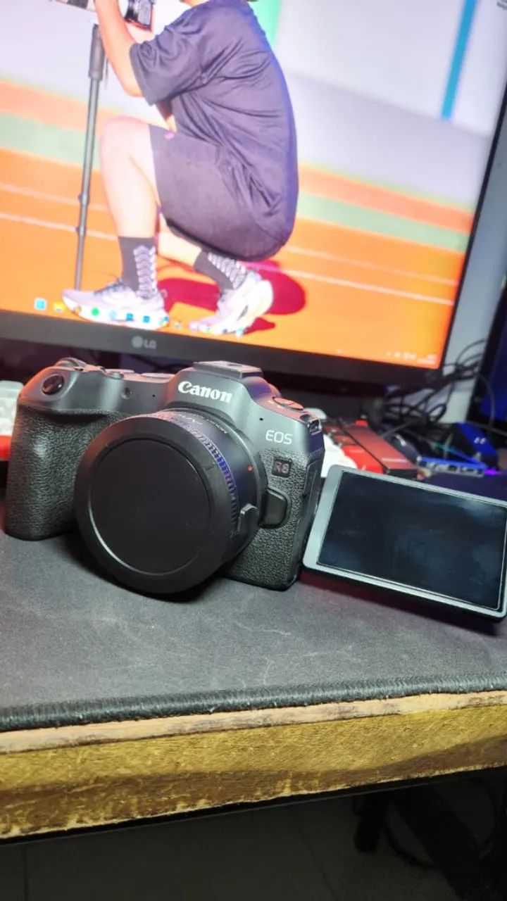 Canon R8