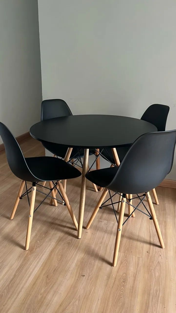 Mesa redonda de sala com 4 cadeiras