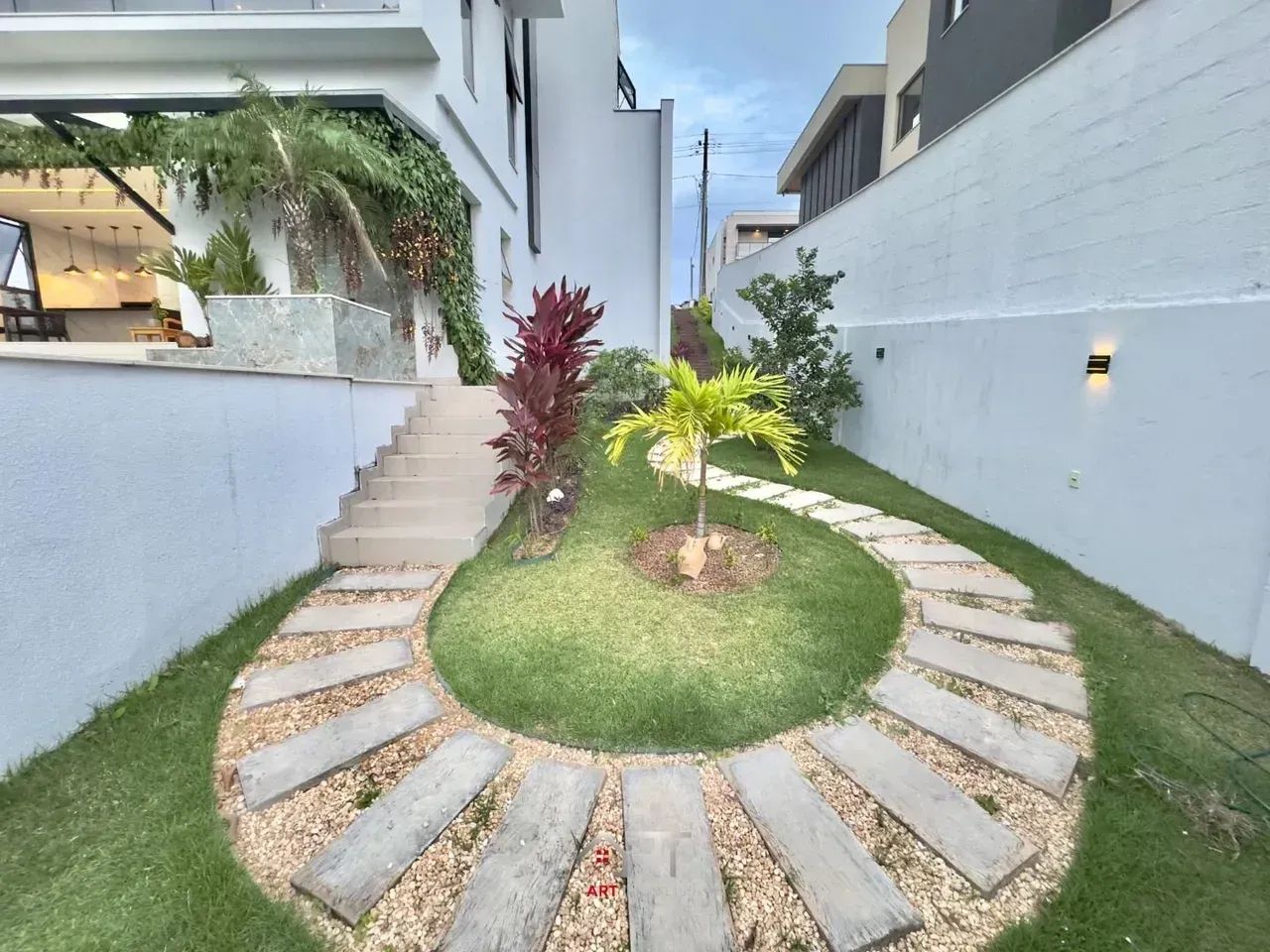 Imóvel para venda possui 340 metros quadrados com 4 quartos - Foto 2