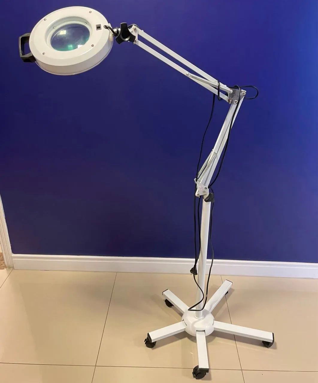 lupa luminária LED articulada com tripé e rodinhas