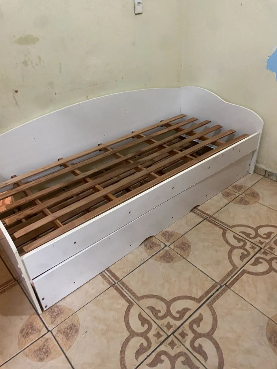 Cama de solteiro com cama auxiliar e outra auxiliar sem colchão 