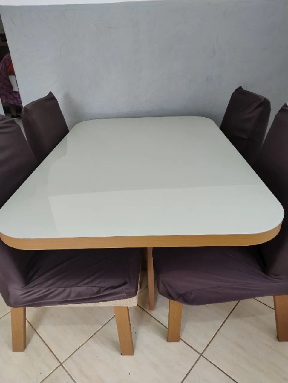 Mesa de jantar retangular com tampo de vidro