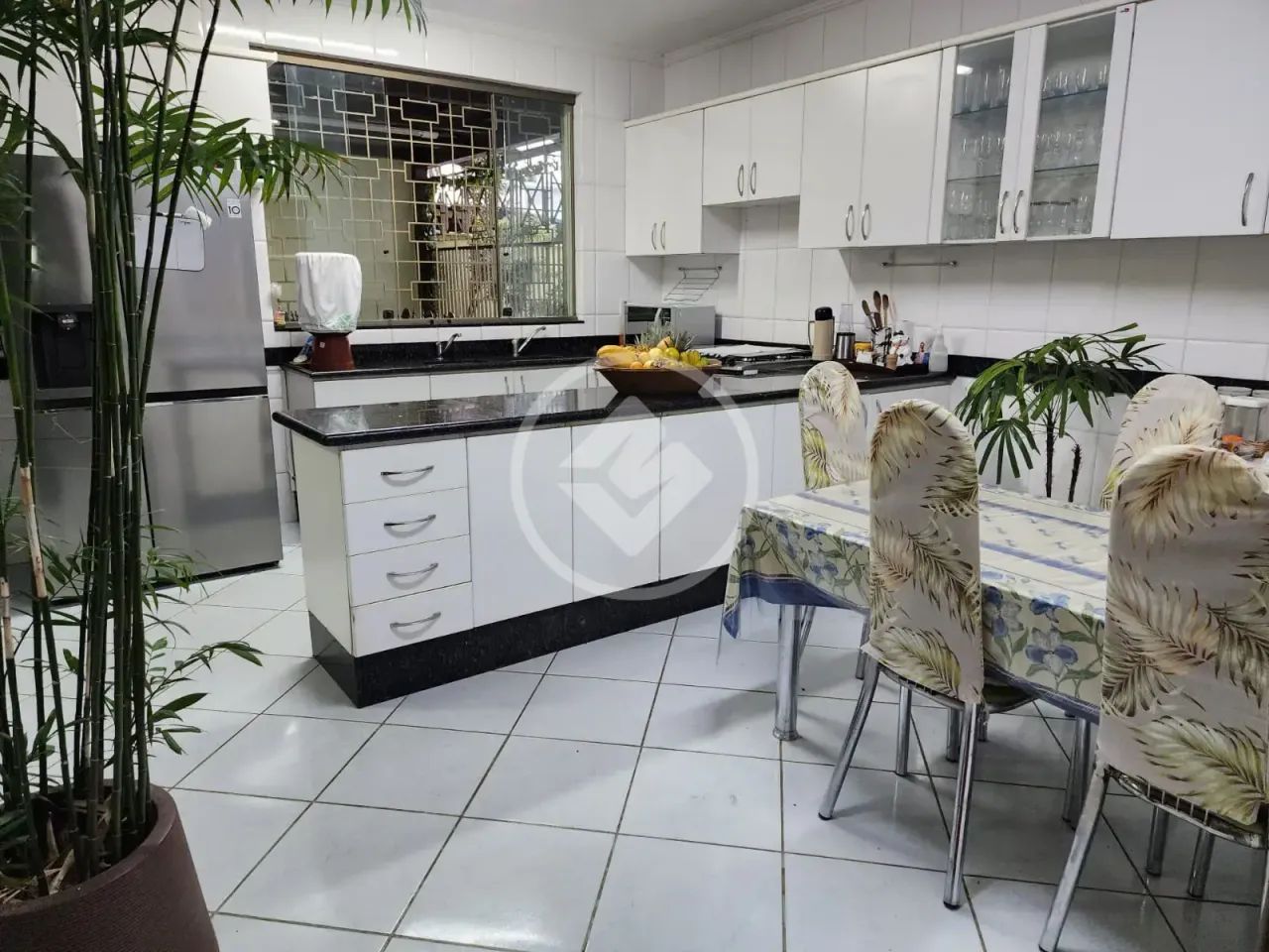 Casa 4 quartos em Vespasiano com 445 m2 , sendo 1 suíte master com varanda que une sofisti