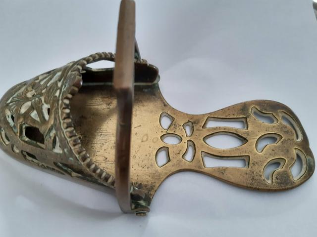 Lindo estribo de metal dourado