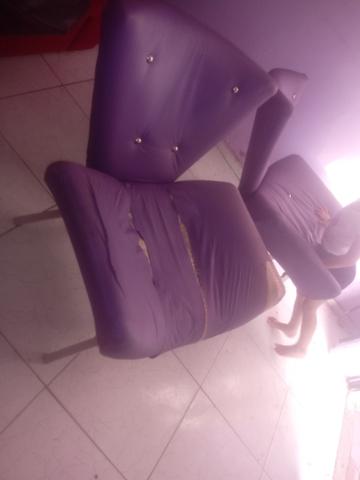 Vendo duas poutrona lilas para salao. whazap * - Foto 4