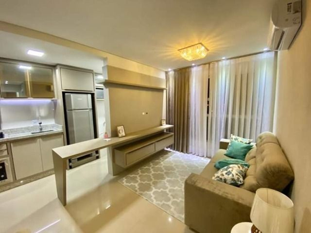 Poucos passos do mar, sacada de frente, mobiliado e decorado, 2 quartos - Foto 7