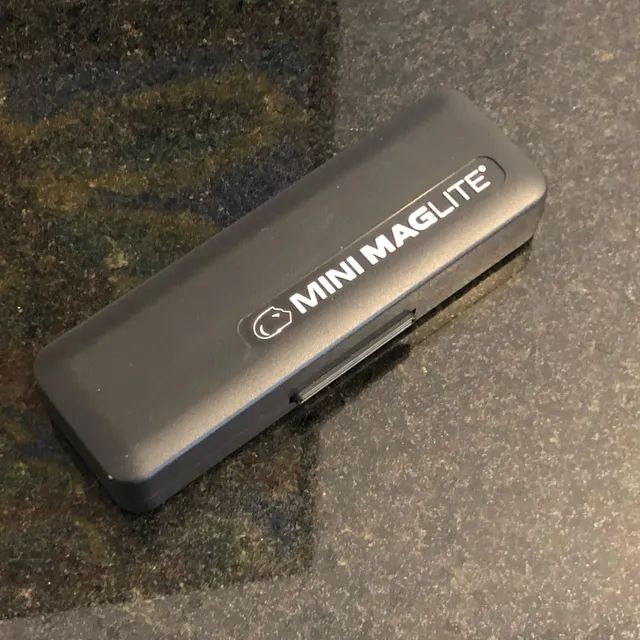 mini maglite com estojo, manual e lampada reserva - Foto 2
