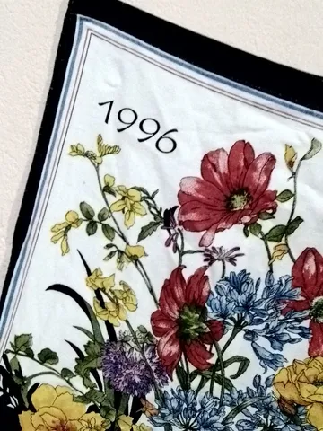 Pano de prato calendário de tecido antigo de 1996 com marcas do tempo