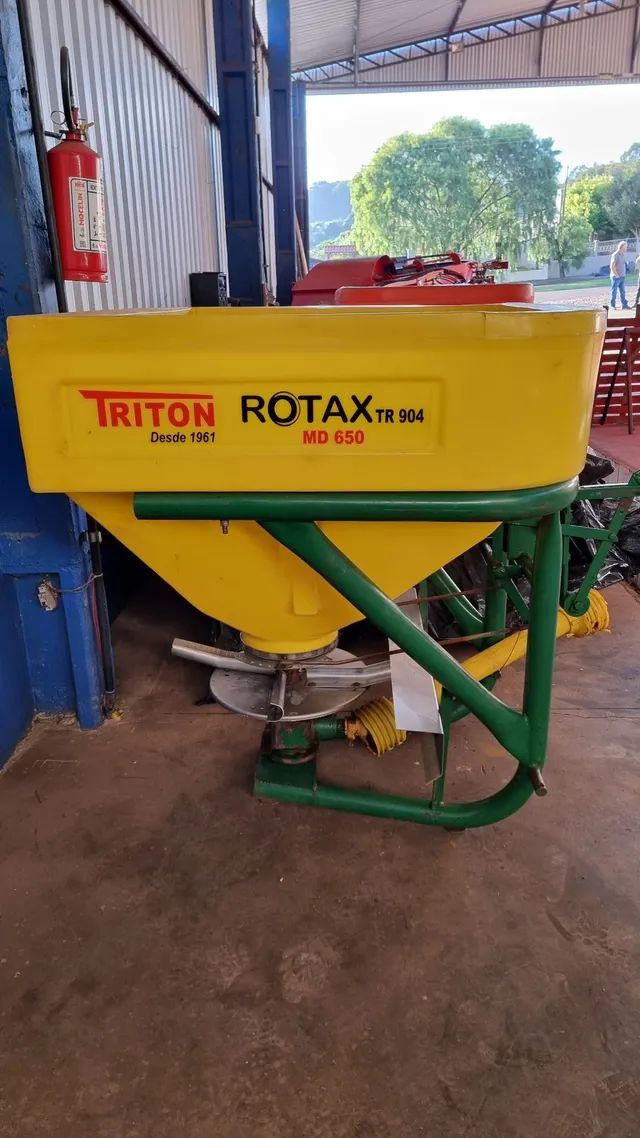 Distribuídor de fertilizantes marca Triton modelo Rotax 650