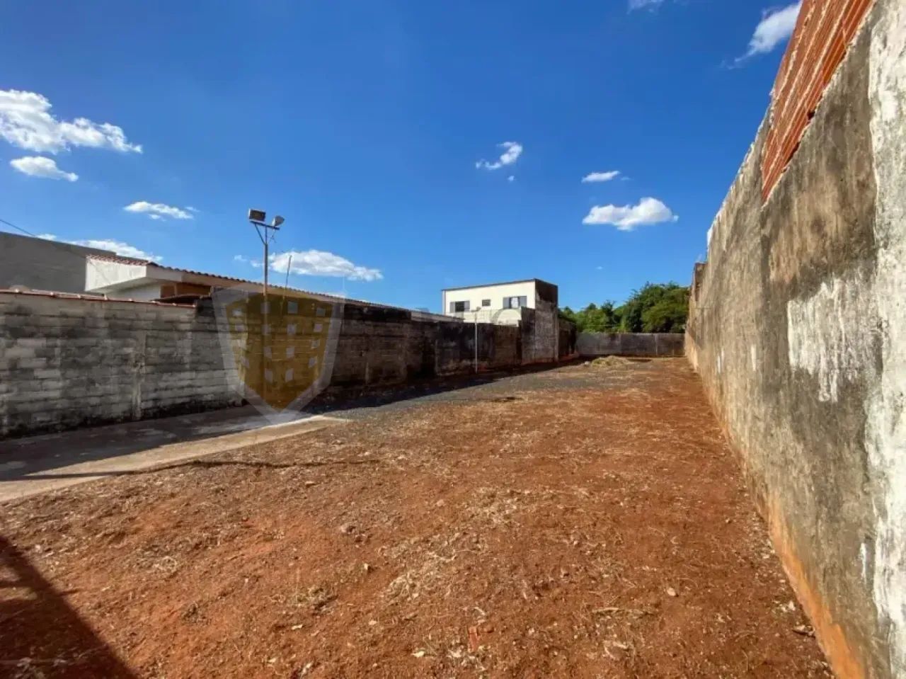 Terreno Padrão Murado e com Portão