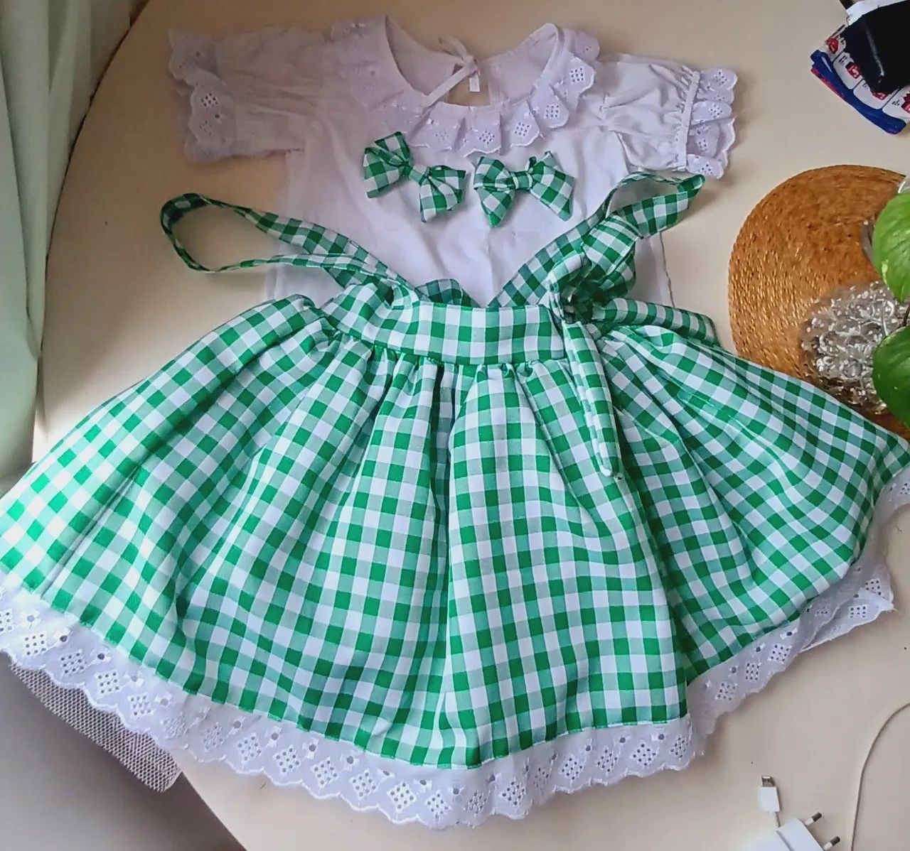 Saia salopete + blusa + 2 laços cabelo 10 anos