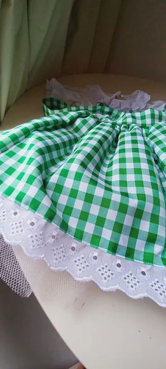 Saia salopete + blusa + 2 laços cabelo 10 anos - Foto 4
