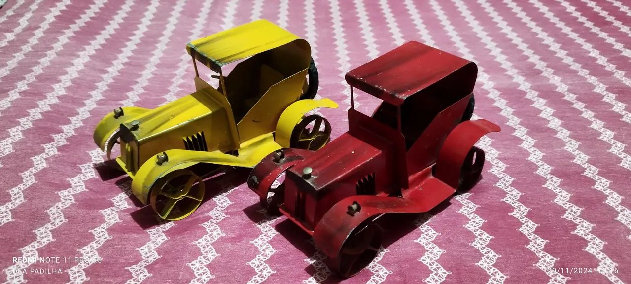 Carrinhos Calhambeques Vintage de Lata