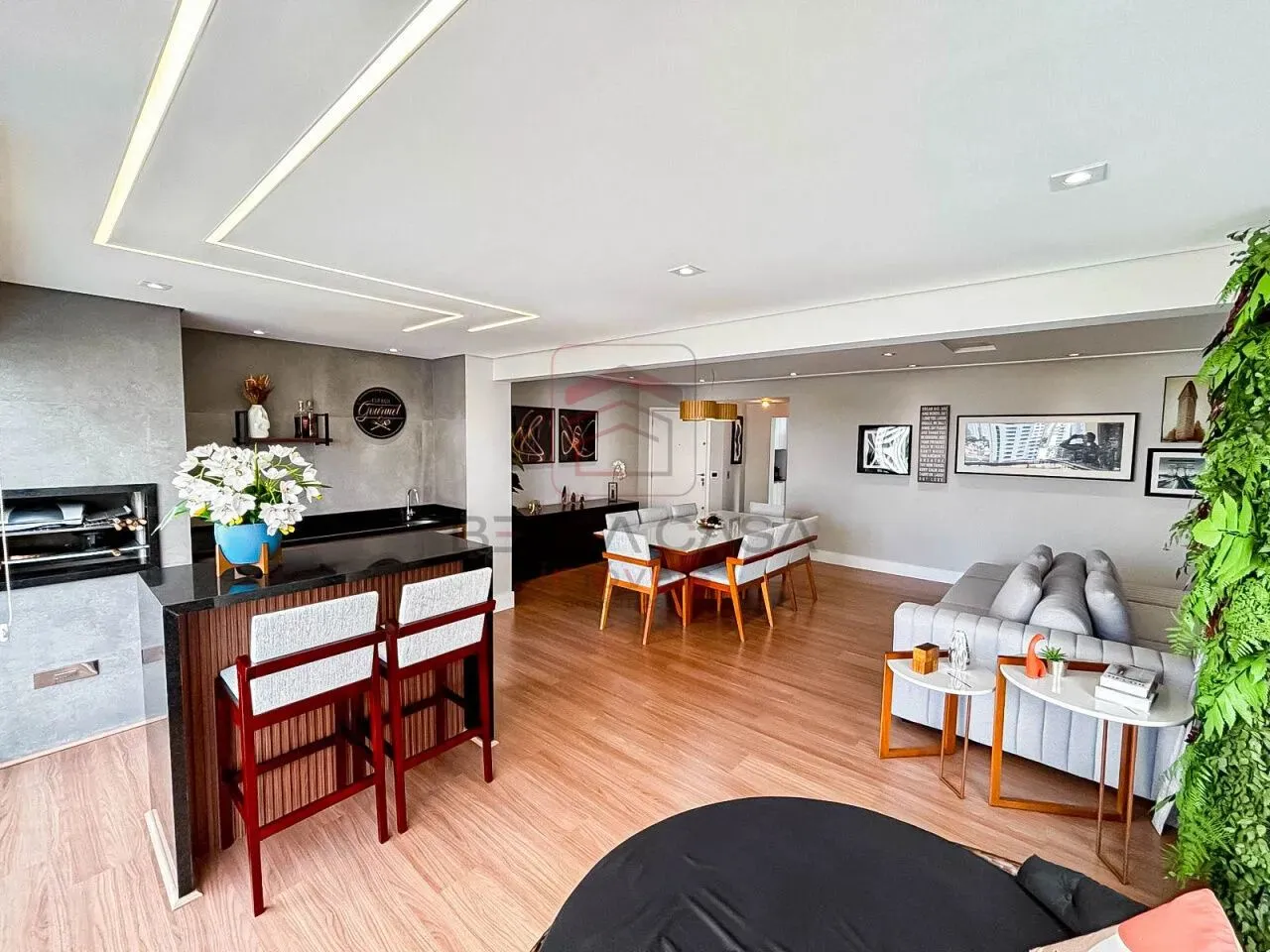 Apartamento com 3 suítes próximo ao metrô Belém