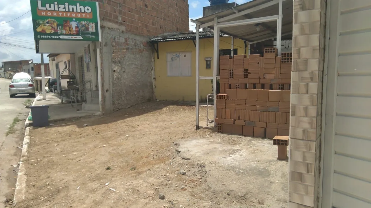 Vendo Terreno com uma pequena área construída