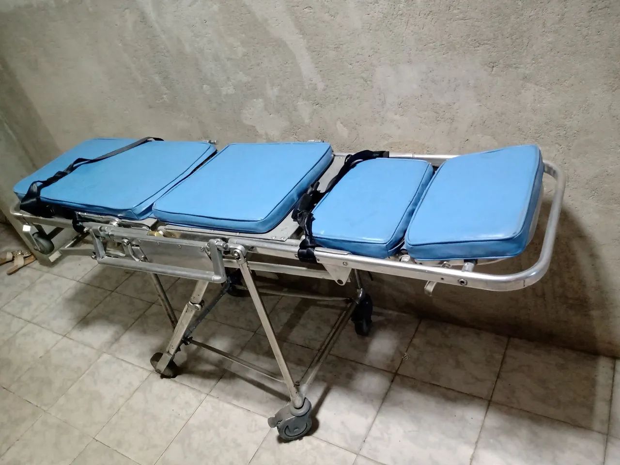 Maca hospitalar toda em alumínio e o melhor transforma em cadeira de rodas ótima opção  - Foto 2