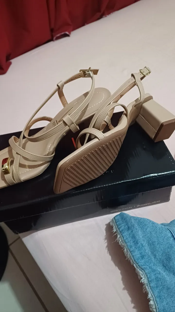Sandália Bege Elegante - Novíssima!