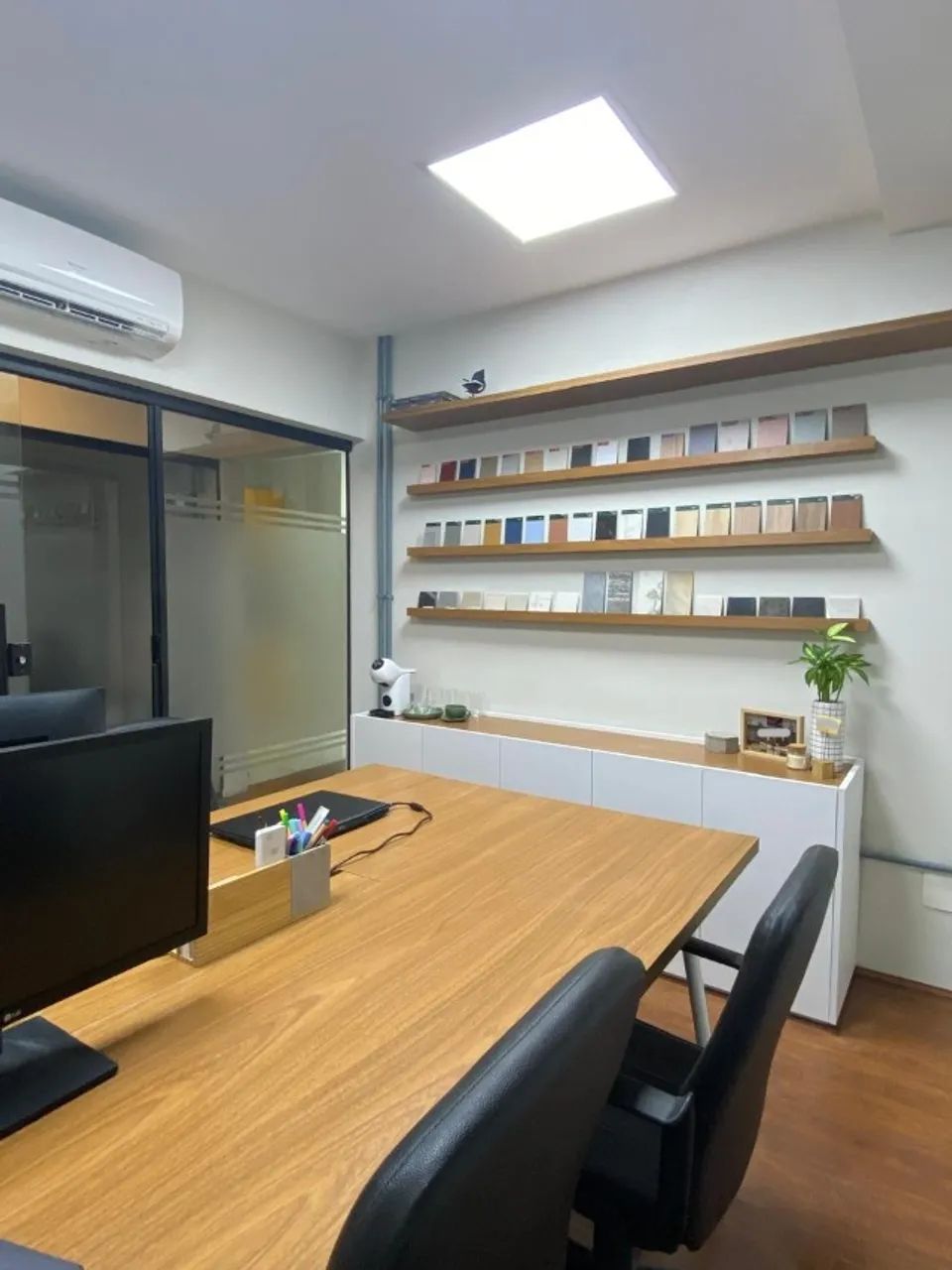 Conjunto escritório: Mesa para 4 pessoas + Aparador + Prateleiras