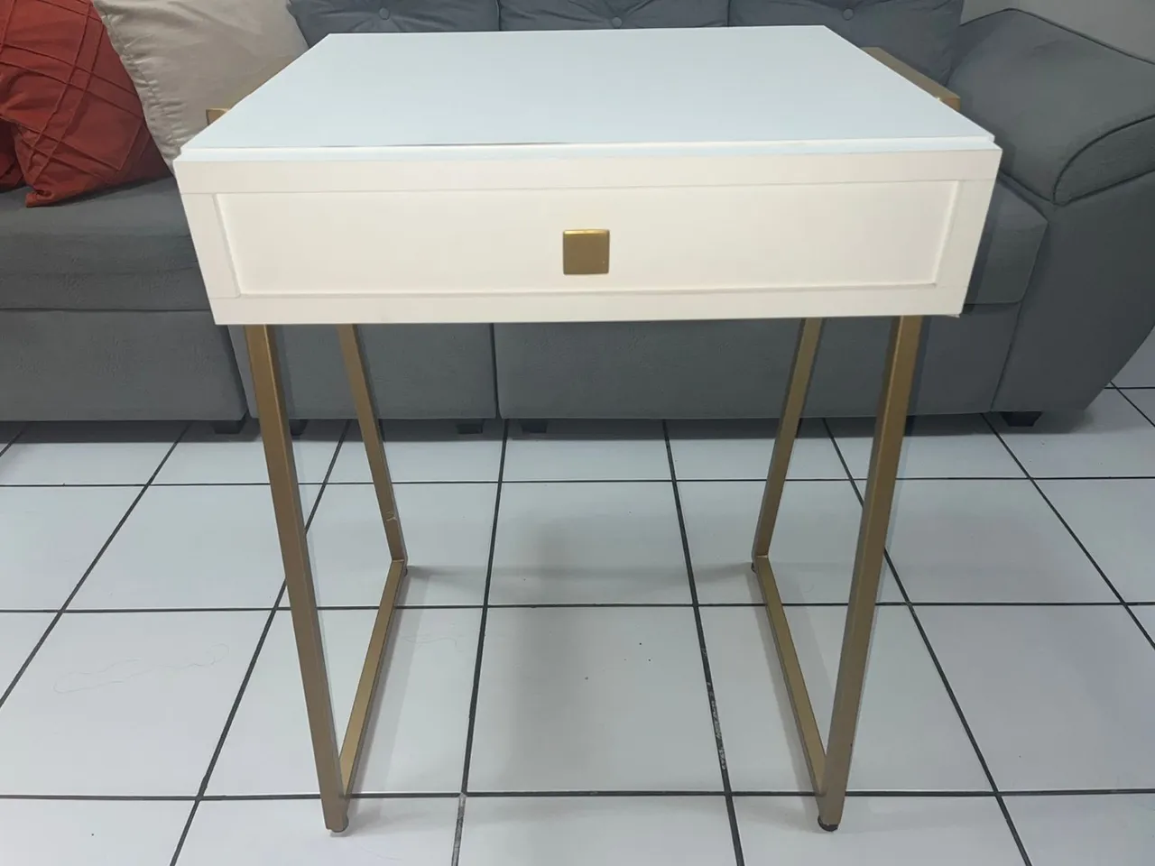 Penteadeira Moderna com Gaveta - R$ 400,00 ?