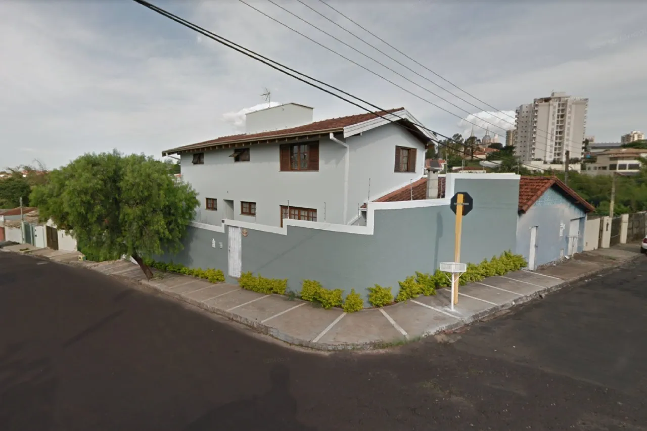 Sobrado para venda tem 170 metros quadrados com 3 quartos em Jardim Bom Pastor - Botucatu