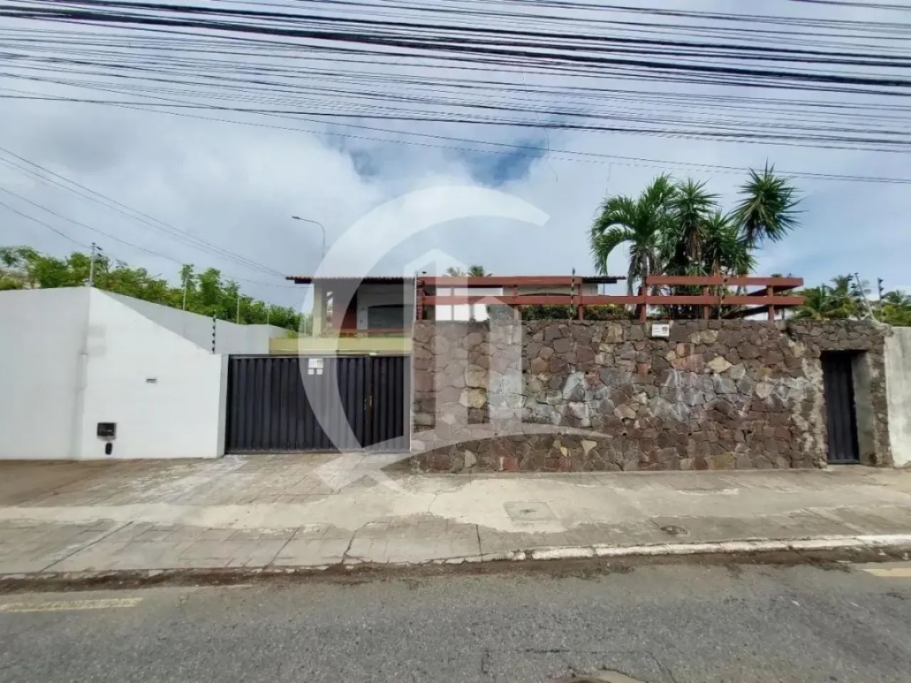 Casa Residencial ou Comercial de 350m² com 5 Quartos sendo 2 (Suítes) para Locação no Bair