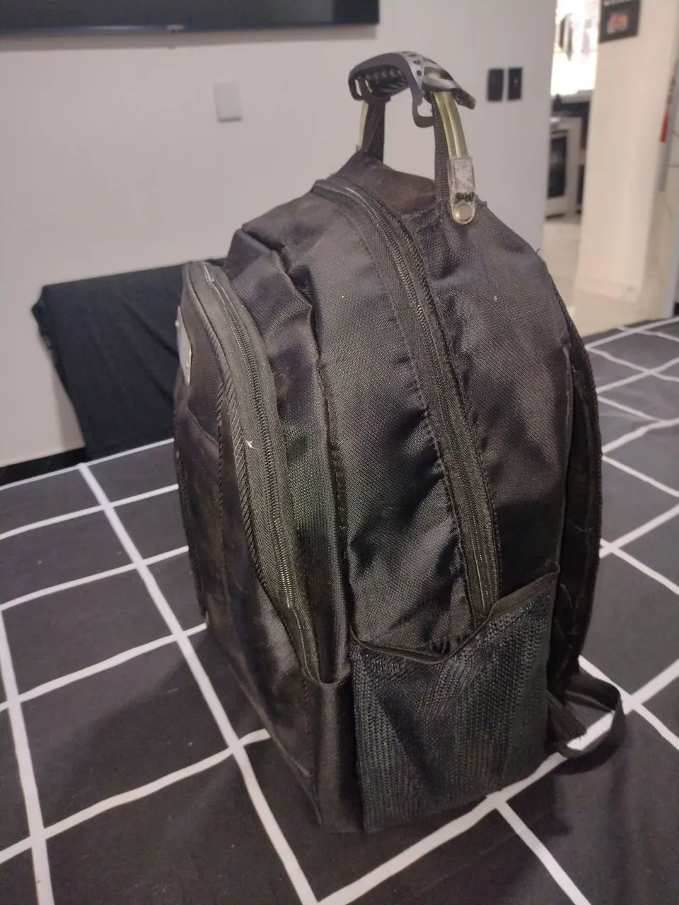 Mochila preta usada  - Foto 2