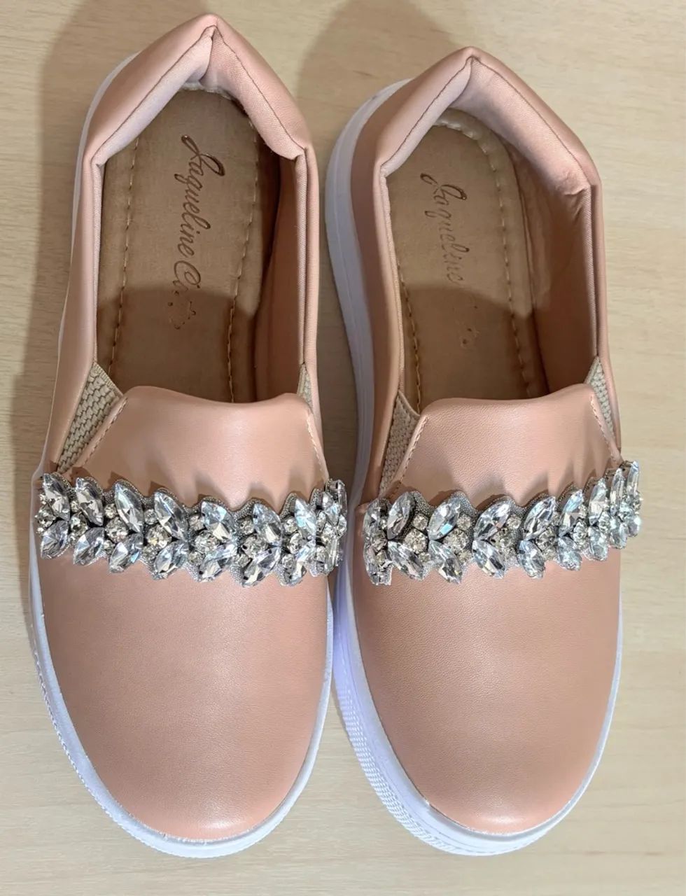 Tênis Slip On com pedrarias