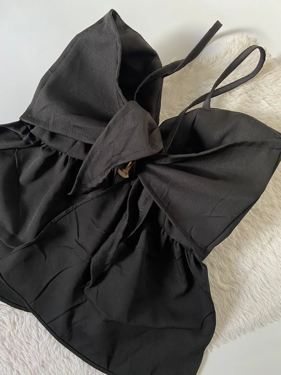 Top preto com laço e detalhes franzidos