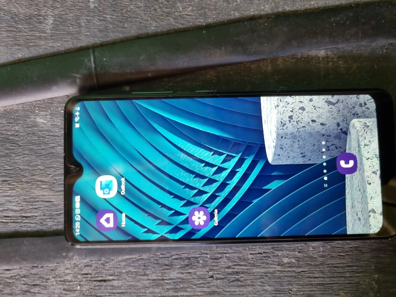 Celular semi novo.