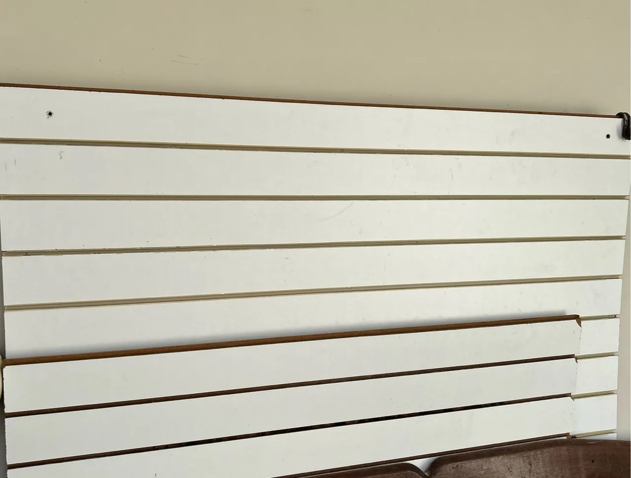 Painel canaletado branco para loja 1,70m x 1,45m /1,29mx1,20m