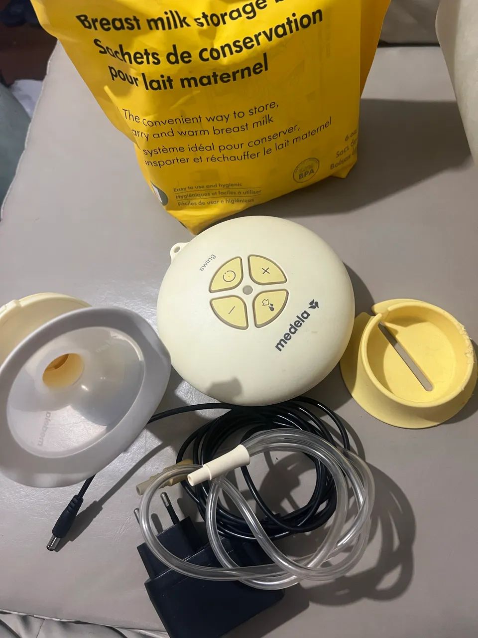 Bomba de leite medela e 100 sacos de armazenar.