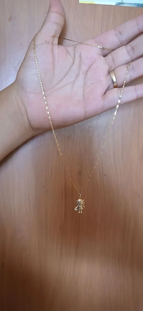 Colar de ouro com pingente de menina
