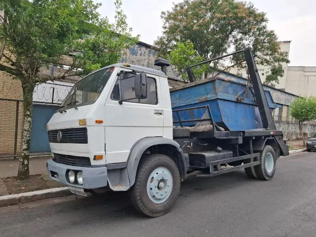 Caminhão Volkswagen  com Poliguindaste Kibrás