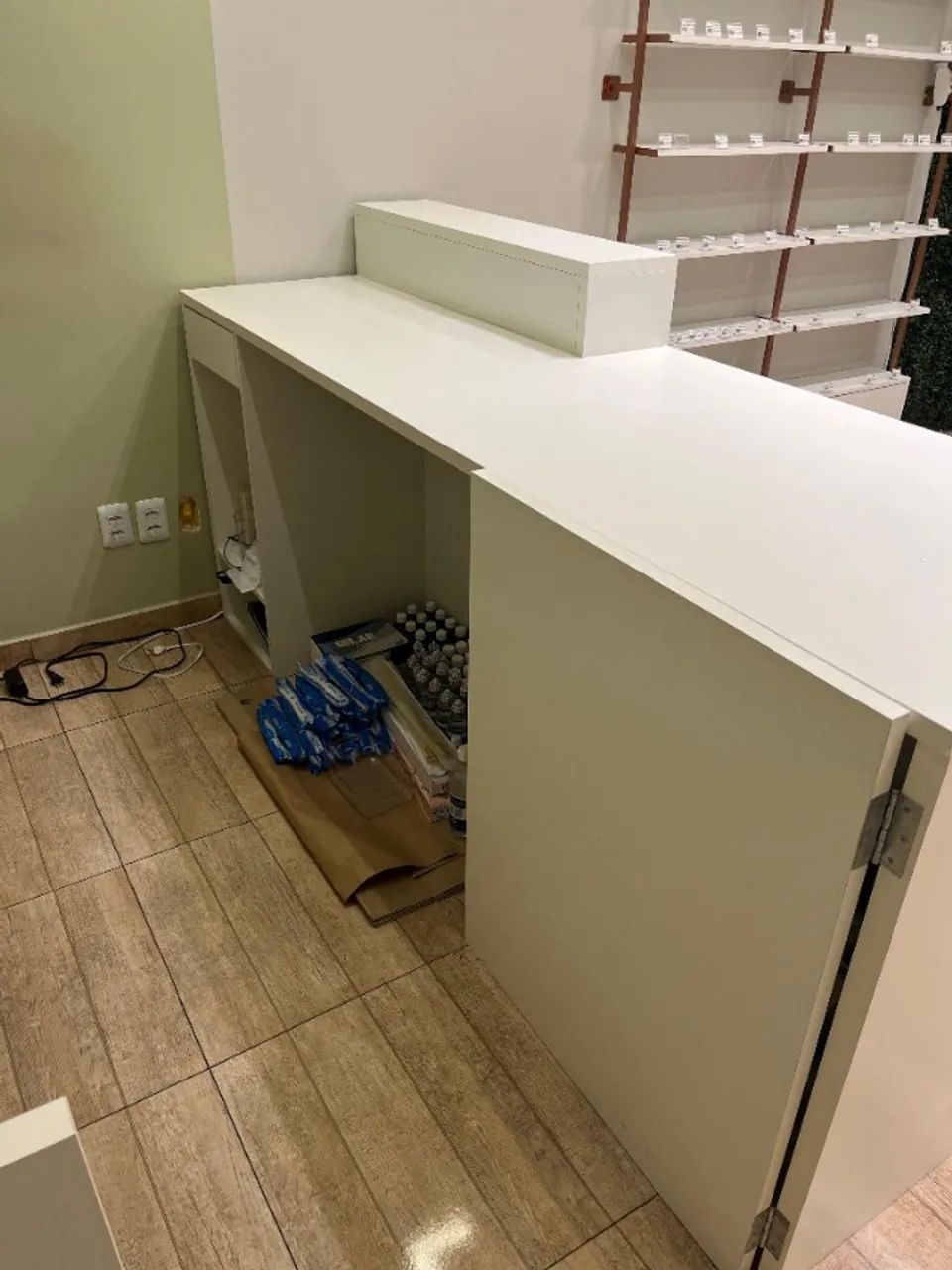 Balcão com caixa e expositor em vidro temperado, em MDF, ideal para o varejo. - Foto 3