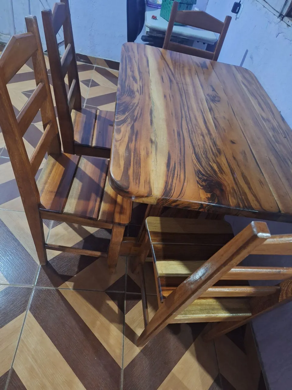 Conjunto de Mesa e Cadeiras de Madeira