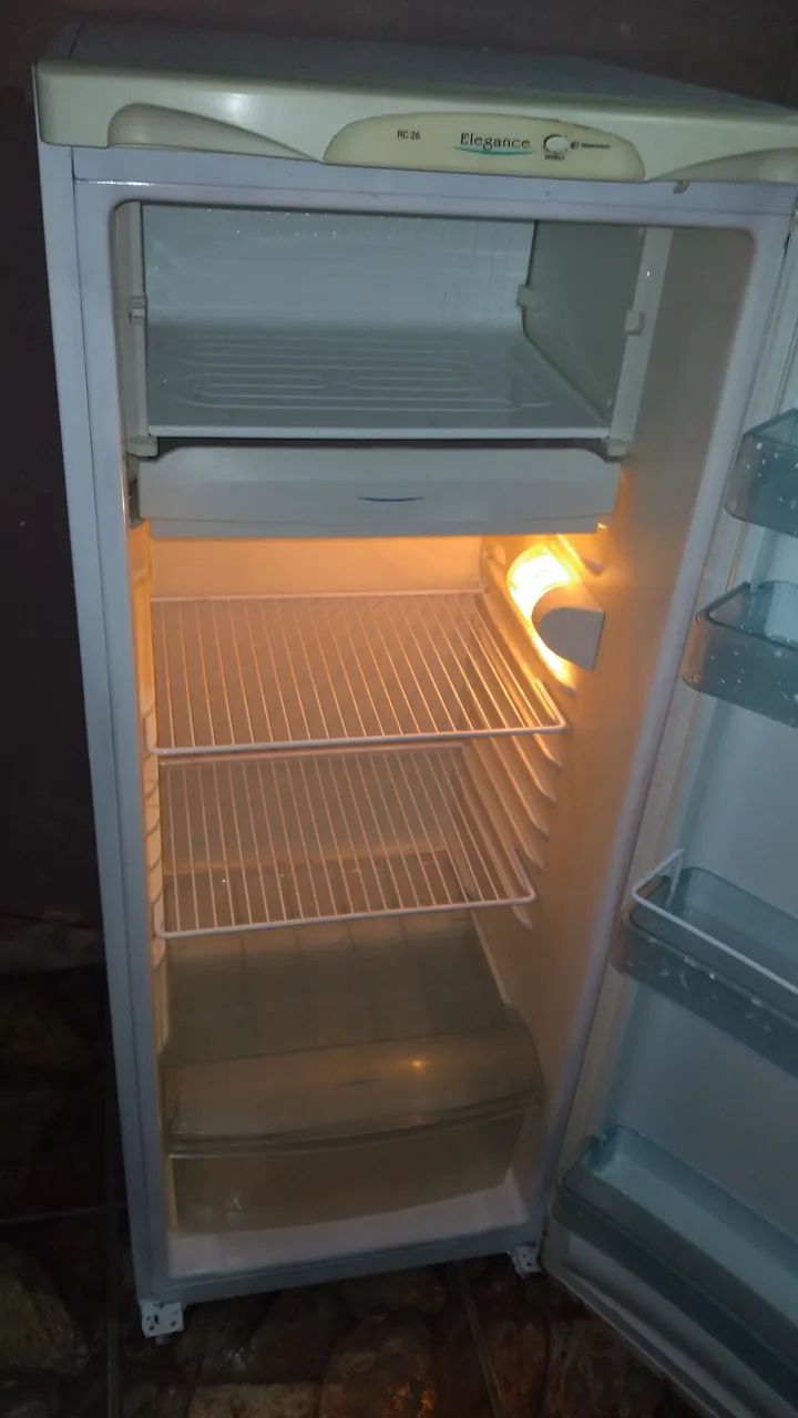 Vendo geladeira em boas condições valor $550 reais  - Foto 2