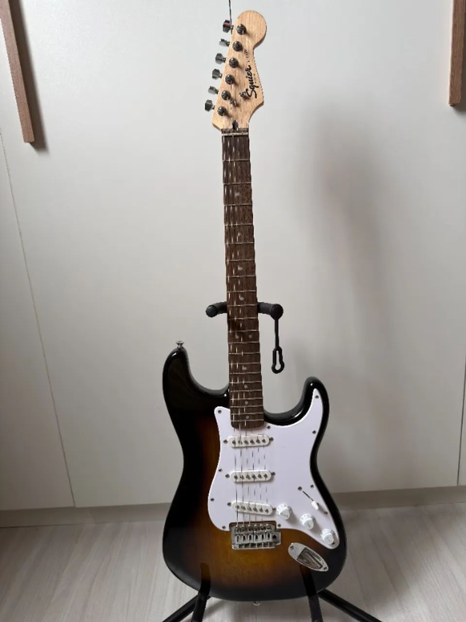  Guitarra Squier Standard Stratocaster Sunburst