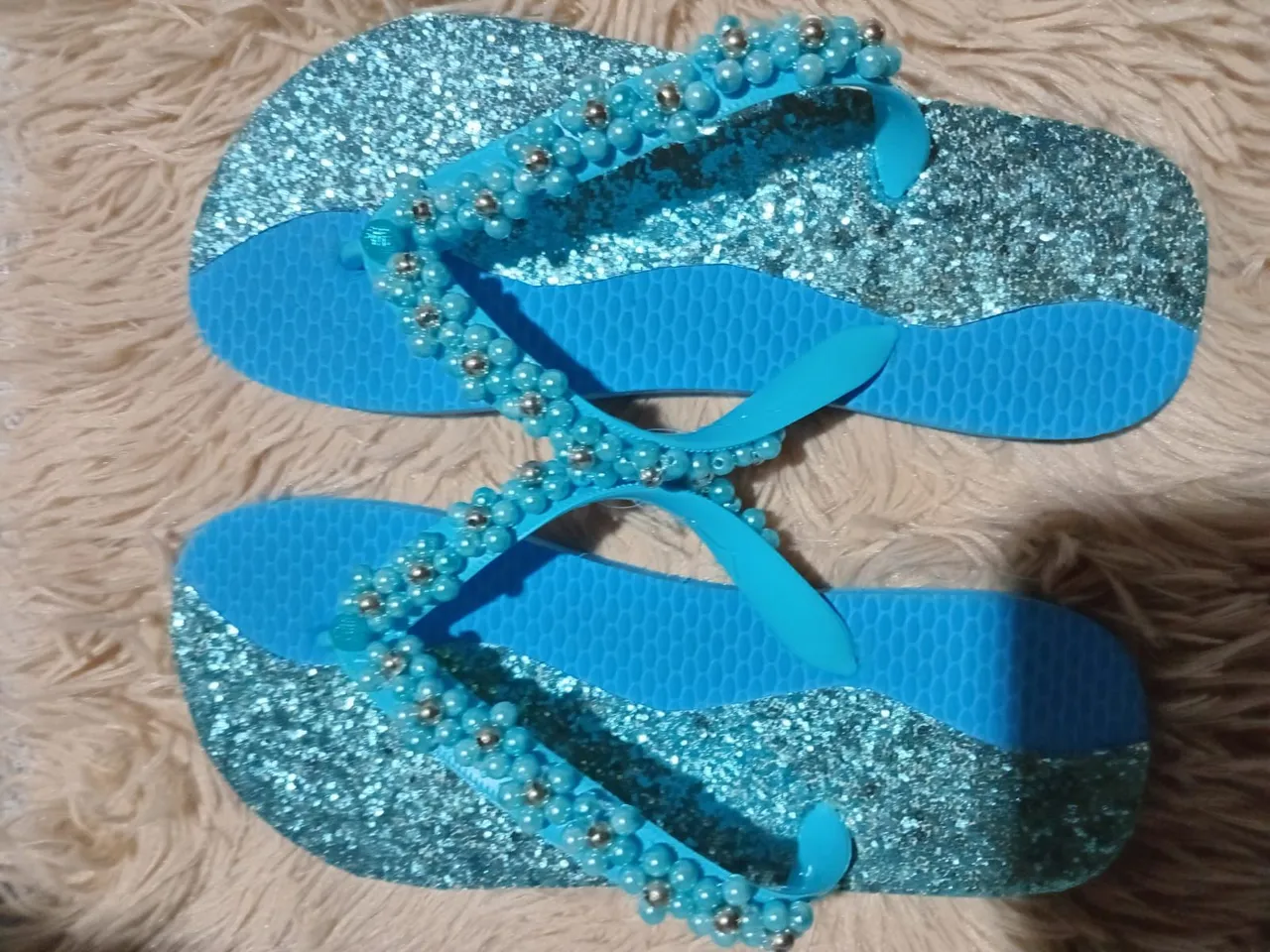 Sandálias Havaianas Customizadas com Glitter e Pérolas