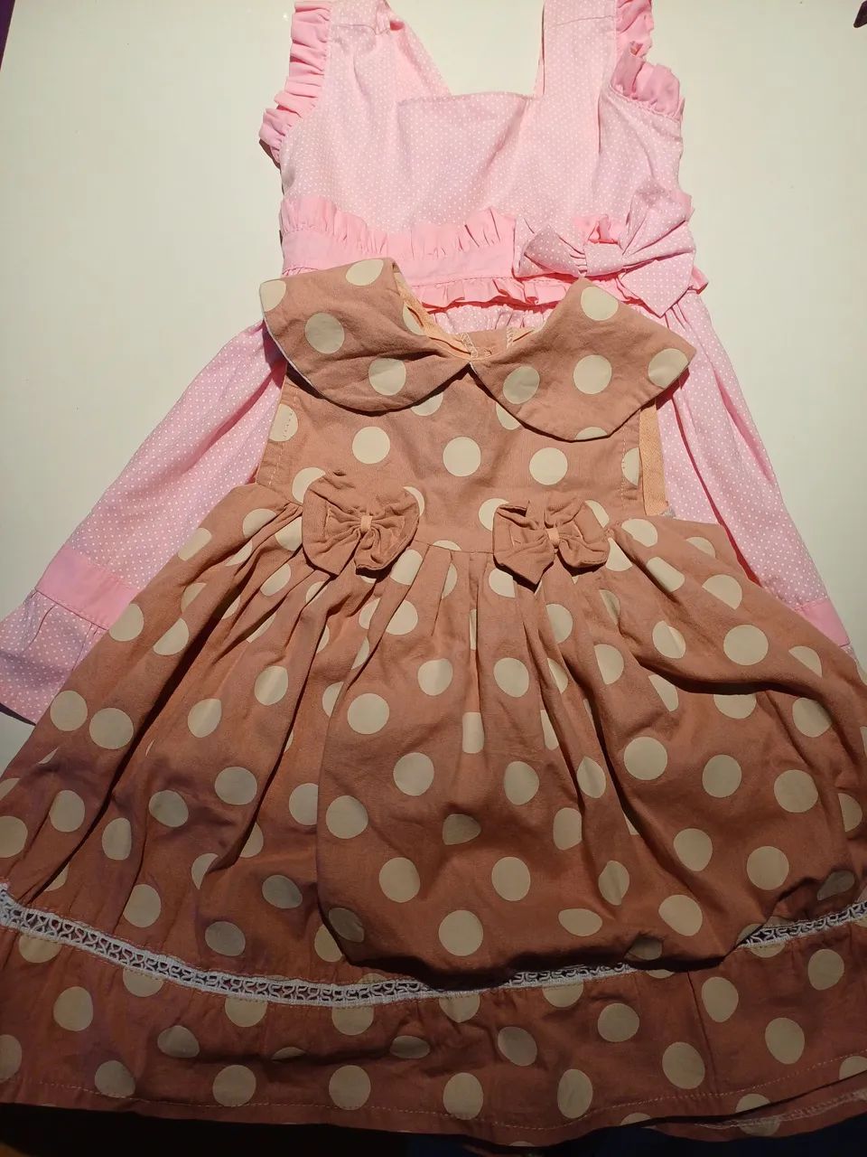 Conjunto de Vestidos de Festa Rosa (Tam. 1 a 2 anos) e Bege com bolinhas (Tam. 1 ano).