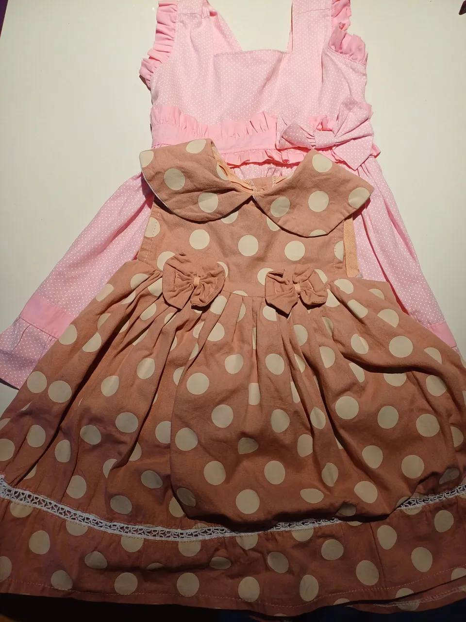 Conjunto de Vestidos de Festa Rosa (Tam. 1 a 2 anos) e Bege com bolinhas (Tam. 1 ano).