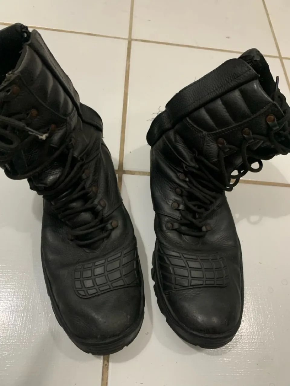 (QUEIMA DE ESTOQUE) Botas de Segurança - Couro Resistente - Foto 2