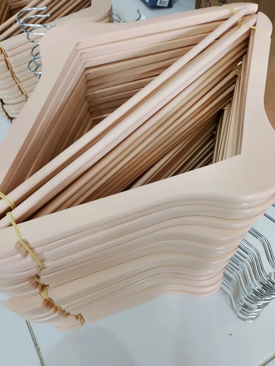 Caixa com 100 cabides de Madeira  - Foto 3