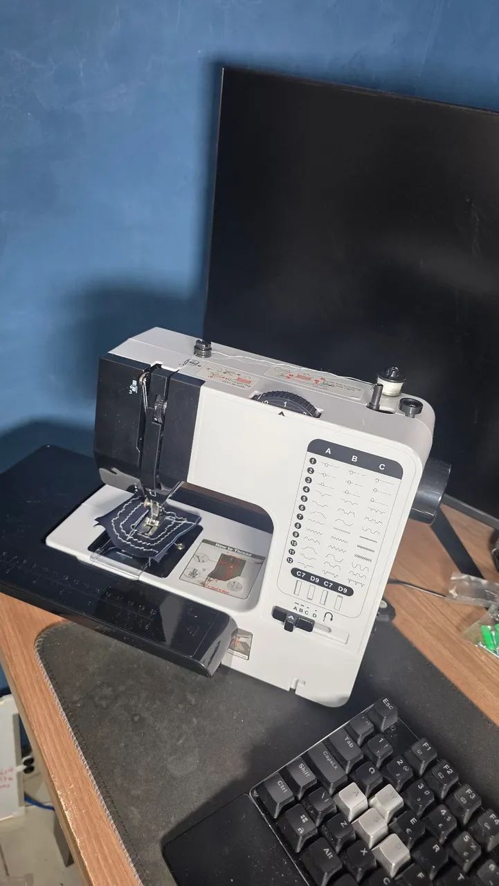 Máquina de Costura Doméstica (Nova na caixa) - Foto 2