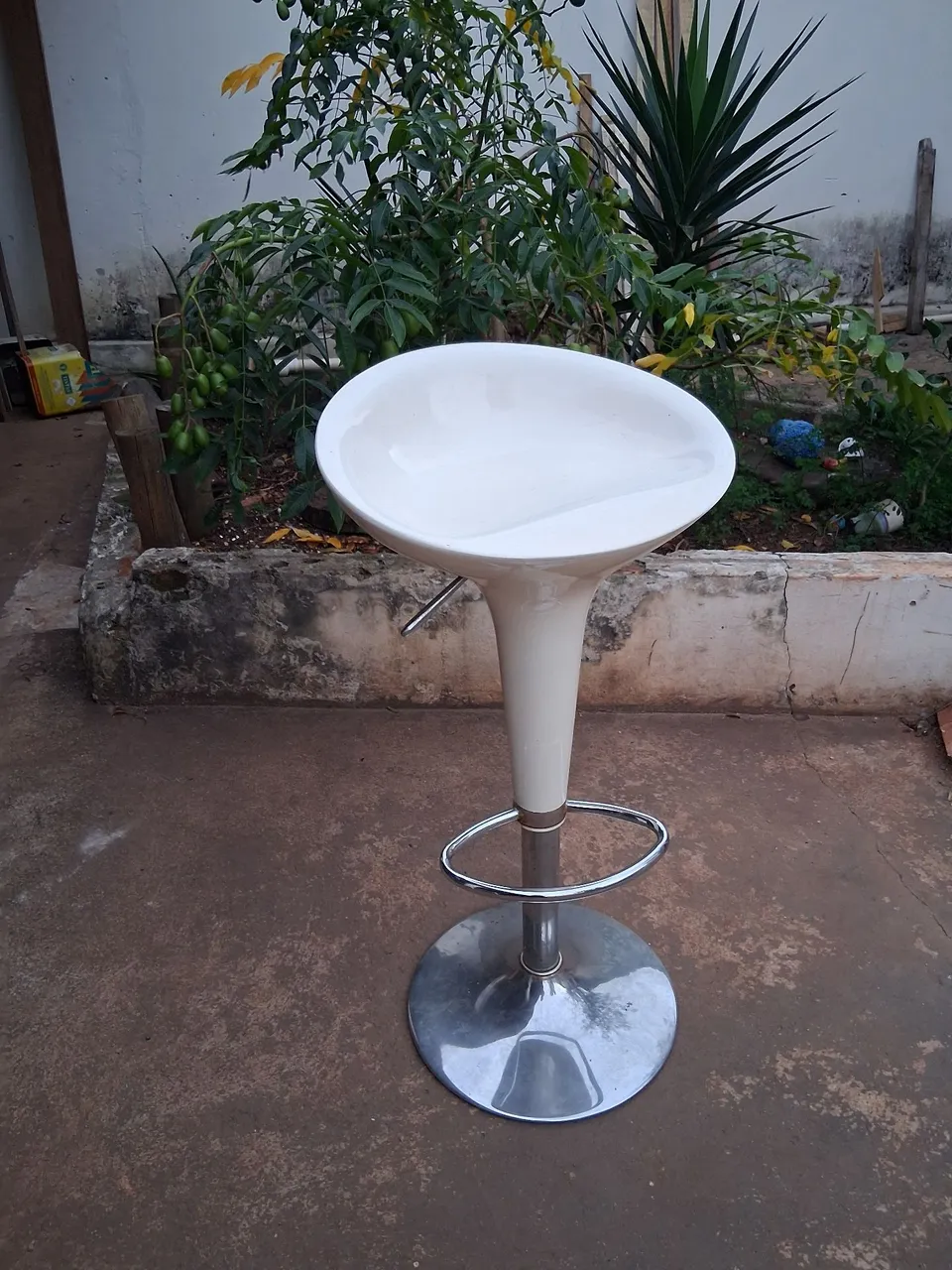 Banqueta Branca com Design Moderno
